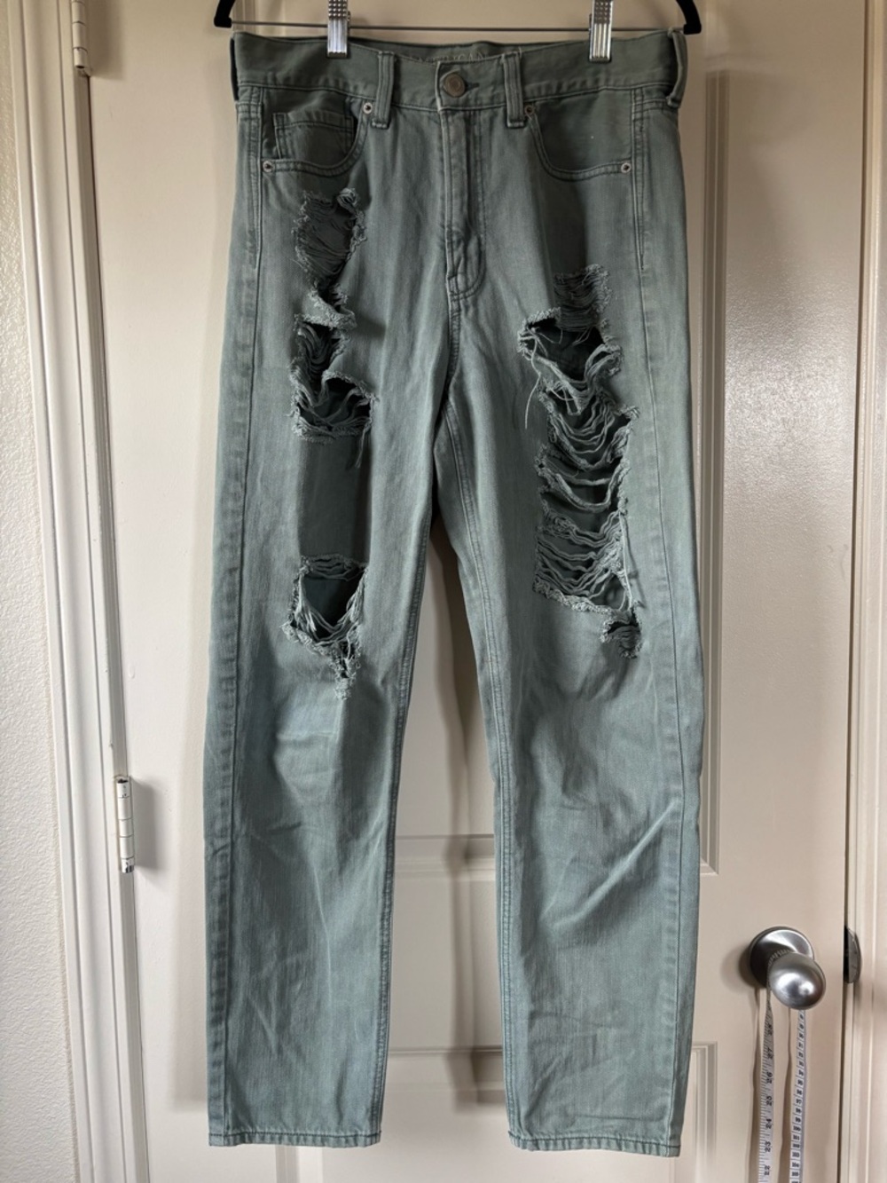 AMERICAN EAGLE Jeans Distressed Women’s size 8 Pale Green Pants Casual